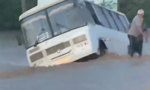 На границе Абинского и Крымского районов затопило трассу, автобус смыло в кювет