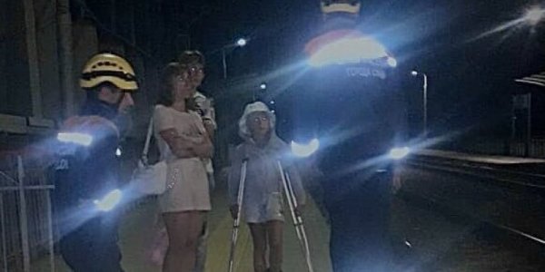 В Сочи спасатели помогли туристам с ребенком на костылях выйти к поселку