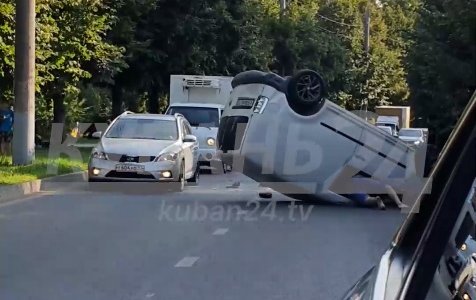 В Краснодаре в ДТП одна иномарка опрокинулась, вторая врезалась в дерево