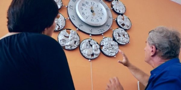 В Армавире на стене библиотеки запустили часы, стоявшие четверть века