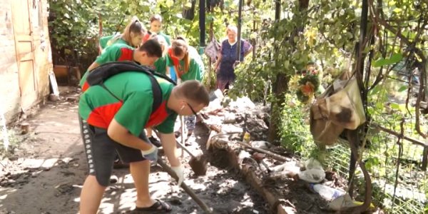 В Кропоткине волонтеры помогают устранять последствия непогоды