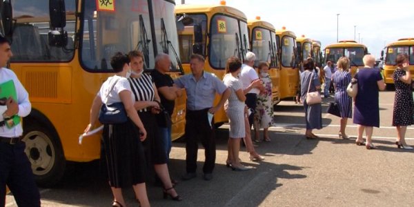 В Краснодаре торжественно передали новые школьные автобусы 22 муниципалитетам