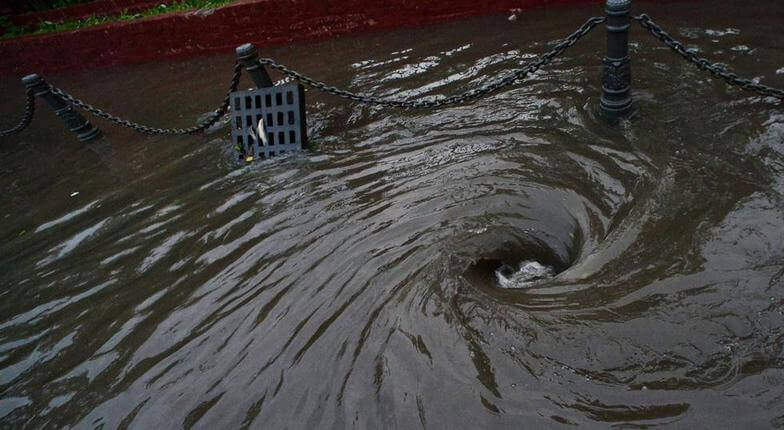 Жительницу Новороссийска во время сильного дождя смыло в ливневку