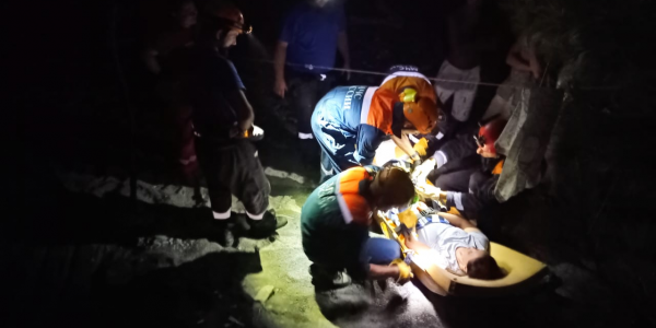 В Сочи спасатели на вертолете подняли на лебедке повредившего ногу мужчину