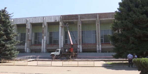 В Каневском районе начался ремонт фасада дворца спорта «Победа»