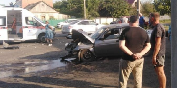 На Кубани ВАЗ снес электроопору, уходя от столкновения — пострадал подросток