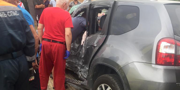 В Сочи спасатели достали водителя, зажатого в легковушке после ДТП