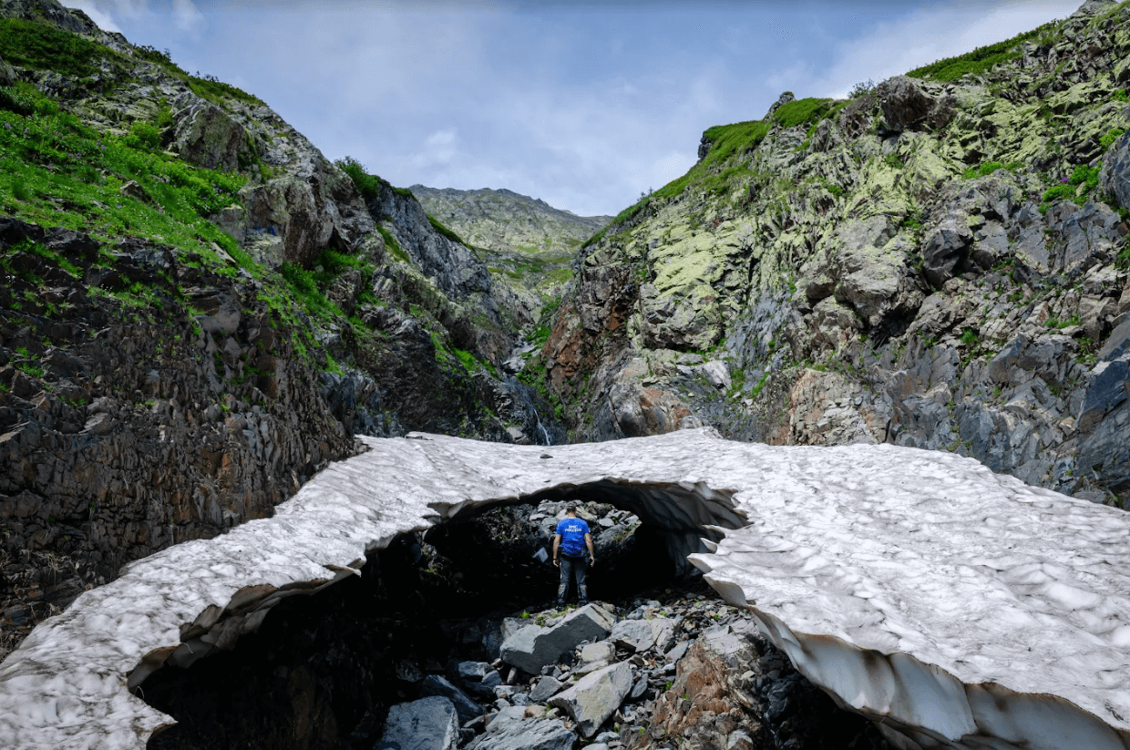 В Сочи девять дней ищут пропавшего в горах 30-летнего туриста
