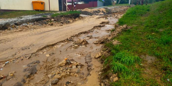 Под Анапой во время сильного дождя размыло дорогу в поселке Уташ