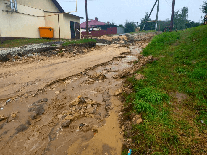 Под Анапой во время сильного дождя размыло дорогу в поселке Уташ