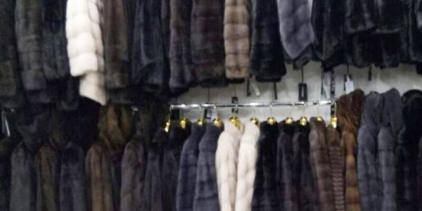 В Сочи таможенники изъяли из магазина партию меховых шуб на 1,8 млн рублей