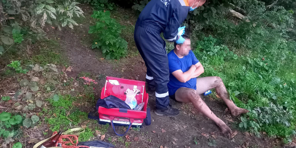 Мужчина прыгнул в реку Кубань с обрыва и разбил голову, его доставали спасатели