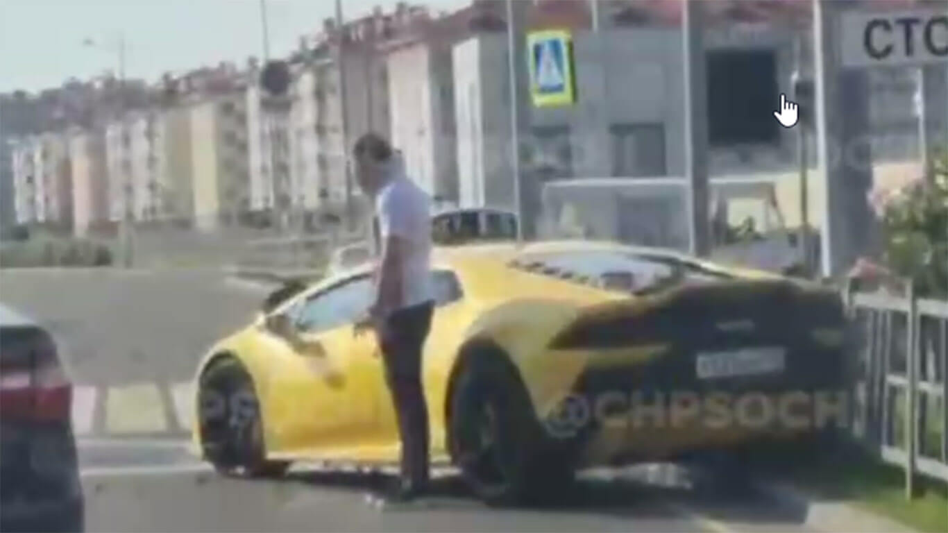 В Сочи в ДТП попал спорткар Lamborghini