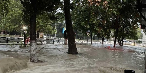 В Новороссийске из-за сильного ливня подтопило дороги и дворы многоэтажек