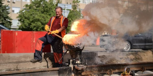 В Краснодаре на улице Московской начали укладывать рельсы новой трамвайной линии