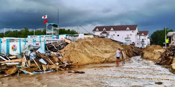 В Анапе вода с подтопленных улиц стала уходить в море после сноса павильонов