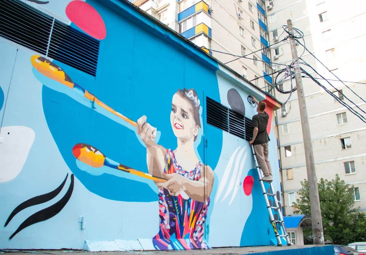 В Краснодаре сделали граффити с призеркой Олимпиады, гимнасткой Диной Авериной