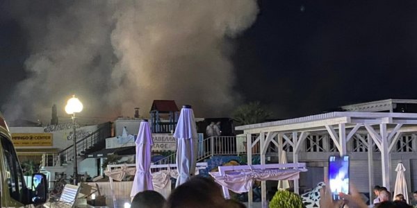 МЧС: пожар в кафе на набережной Сочи локализовали на площади 500 кв. метров