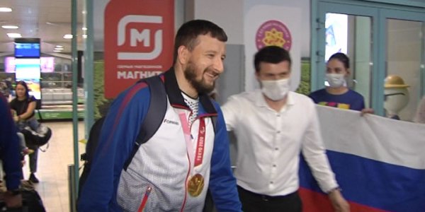 Как в аэропорту Краснодара встречали паралимпийского чемпиона Артура Юсупова
