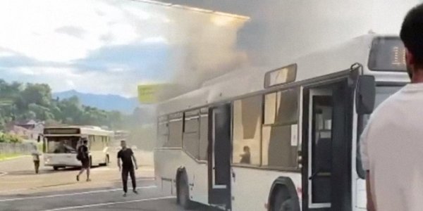 В Сочи возле аэропорта загорелся рейсовый автобус