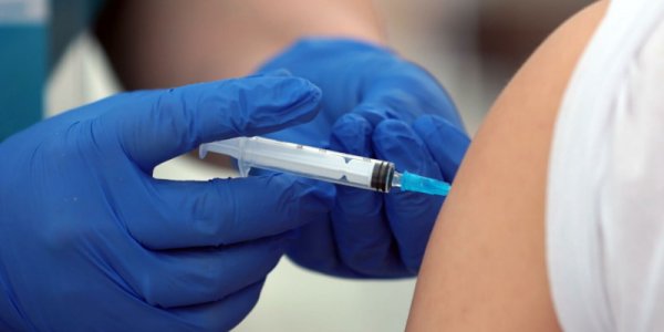 Назальную вакцину от коронавируса исследуют на детях
