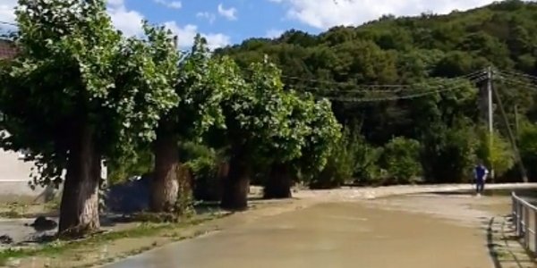 В Крымском районе вода пошла на спад, однако угроза подтопления сохраняется