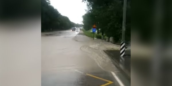 На границе Крымского района и Новороссийска река затопила федеральную трассу