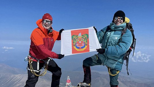 Альпинисты развернули на вершине Эльбруса герб сочинского парка «Ривьера»