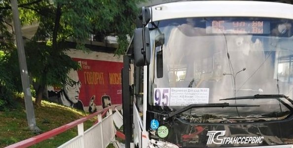 В Сочи пассажирский автобус врезался в забор
