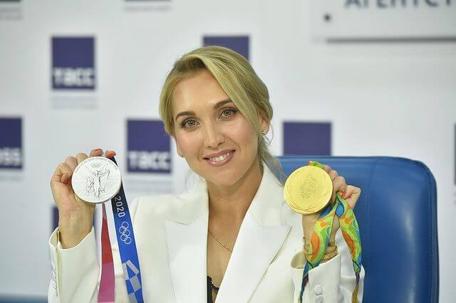 Сочинской теннисистке Весниной вернули украденные медали с запиской и конфетами