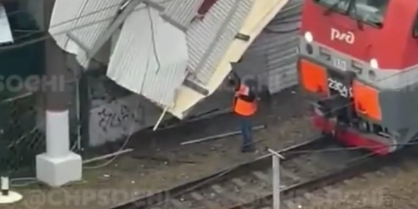 В Сочи восстановили движение поездов, прерванное из-за повреждения электросетей