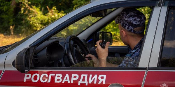 Мужчина переклеивал штрихкоды для оплаты покупок по низкой цене в Новороссийске