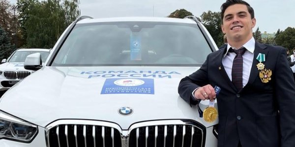 Российские олимпийские чемпионы и призеры получили новые автомобили BMW
