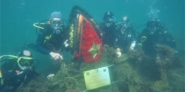 Под Анапой установили памятный знак на затонувшем советском корабле