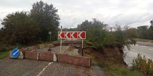 В Апшеронском районе обвалилась дорога, ведущая на хутор Горный Луч