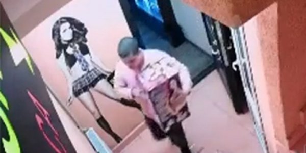 В Краснодаре молодые люди украли из интим-магазина силиконовую куклу и телефон