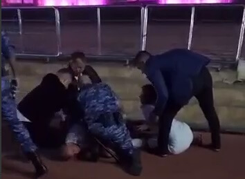 На набережной в Сочи женщина ударила военнослужащего Росгвардии