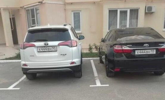 В Новороссийске инспекторы ГИБДД нашли владельца машин с одинаковыми номерами