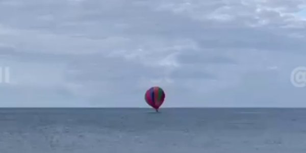 В Сочи воздушный шар с людьми упал в море