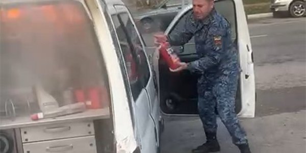 В Новороссийске судебные приставы потушили кофейню на колесах