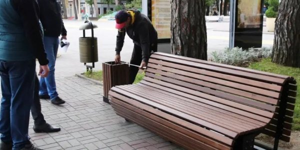 На набережной Геленджика установили digital-скамейки с зарядкой для смартфонов