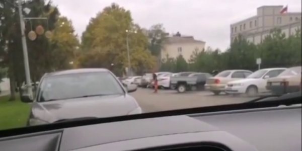 По улицам Славянска-на-Кубани бродил мужчина, размахивающий бензопилой. Видео