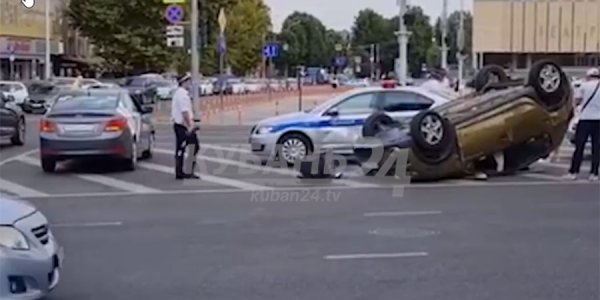 В полиции Краснодара сообщили подробности ДТП с перевернувшейся иномаркой
