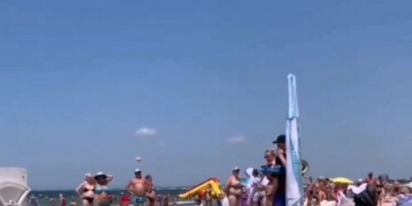 Дрон «прогнал» с пляжа Анапы нелегального торговца чурчхелой. Видео