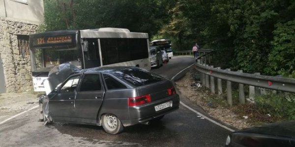 В Сочи столкнулись легковушка и пассажирский автобус