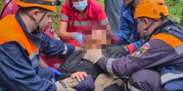 В Сочи спасатели помогли женщине выбраться из упавшей с обрыва иномарки