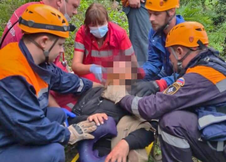 В Сочи спасатели помогли женщине выбраться из упавшей с обрыва иномарки
