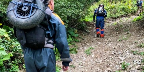 В Сочи спасатели на вертолете эвакуировали туриста, который упал со склона горы