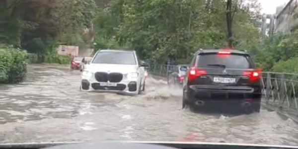 В Сочи после дождя подтопило несколько улиц