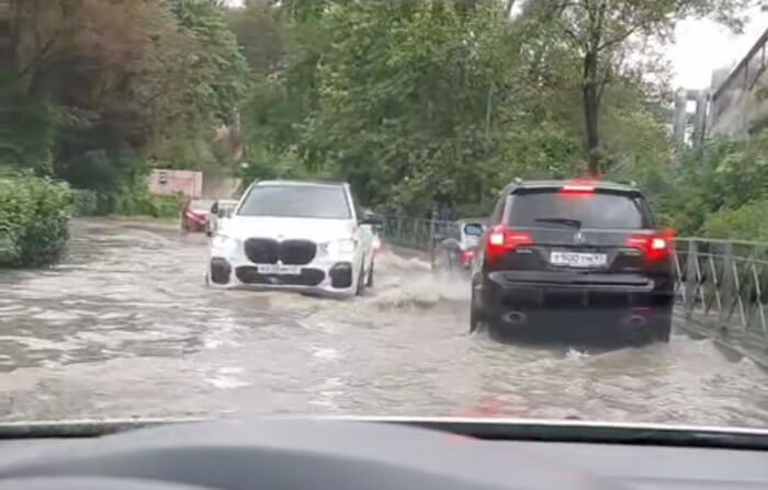 В Сочи после дождя подтопило несколько улиц